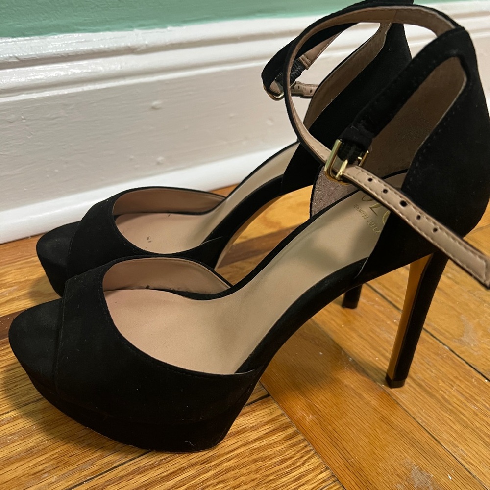 Jennifer Lopez Black Ankle Strap Heels - Picture 2 of 2